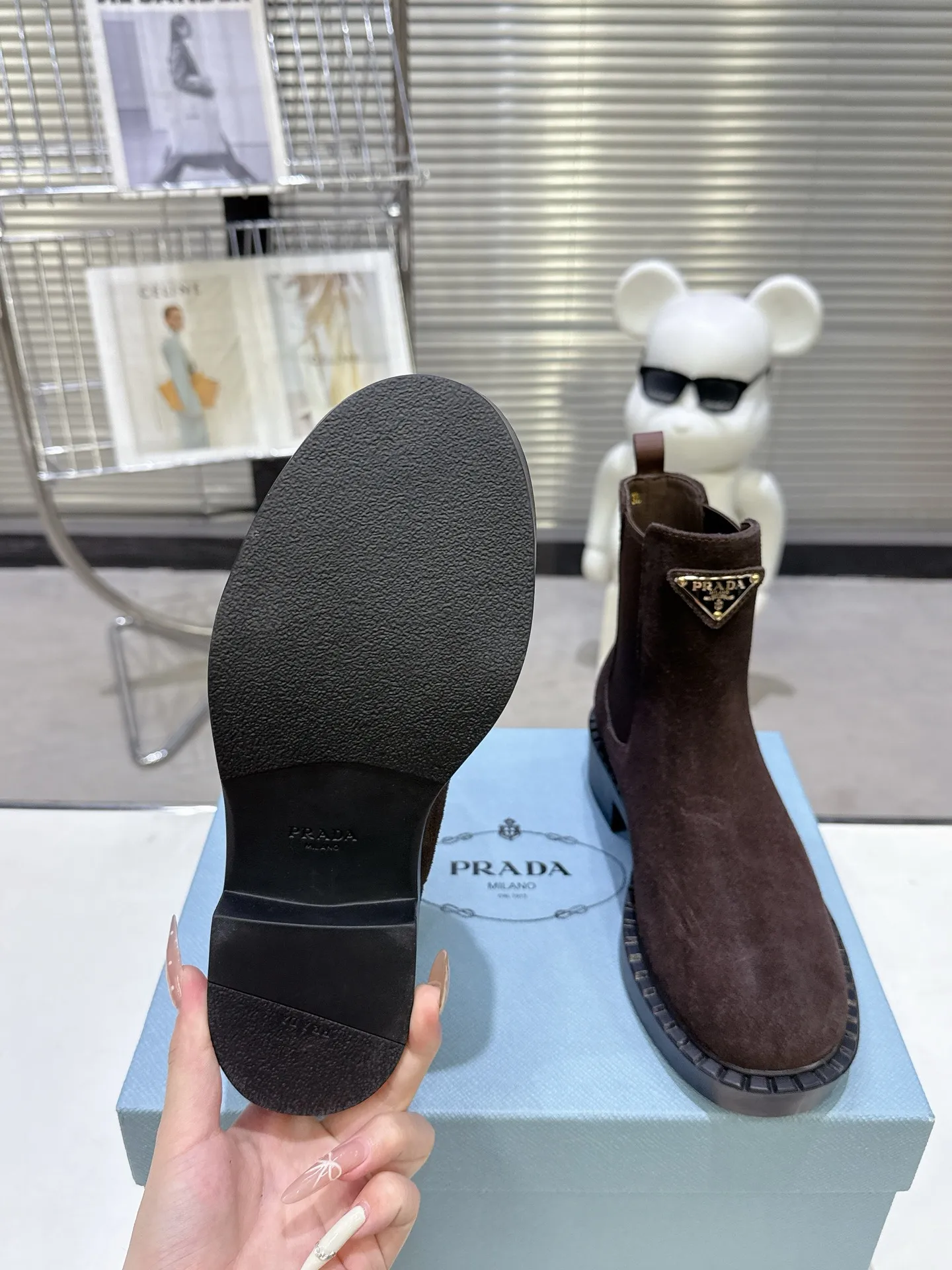 👟👟Ex-factory price 600👟👟 Prada thick-soled retro Martin boots. Elastic elastic, classic thick soles, with triangular buckle. Simple, elegant, fashionable and versatile. Fabric cowhide, open edge beaded cowhide. The lining is made of soft and delicate sheepskin, and the foot feels comfortable. The rubber mold is non-slip and lightweight. Original package sole. Standard size: 35-40. Order 41
